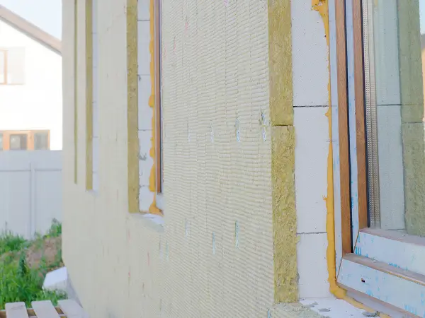 Zateplenie rodinného domu minerálnou vlnou počas rekonštrukcie fasády